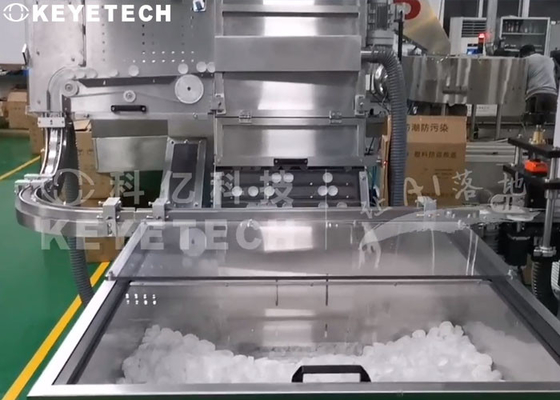 Sur la ligne opération d'équipement de détecteur de couverture de bouteille avec l'ordinateur